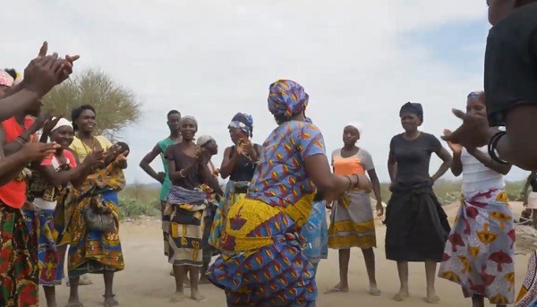 Angolan women dancing 