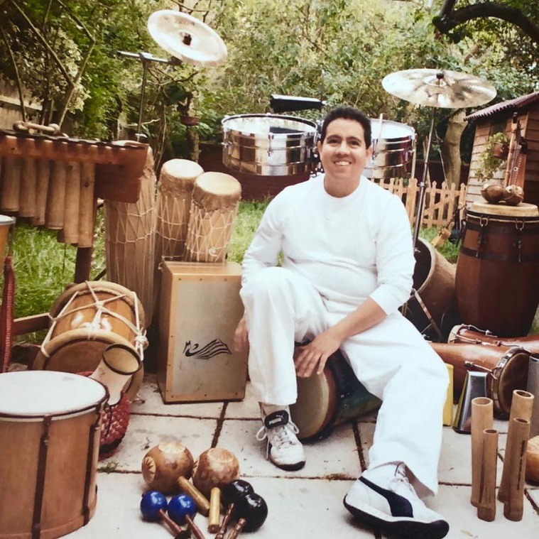 Photo of Wilmer Sifontes and his instruments
