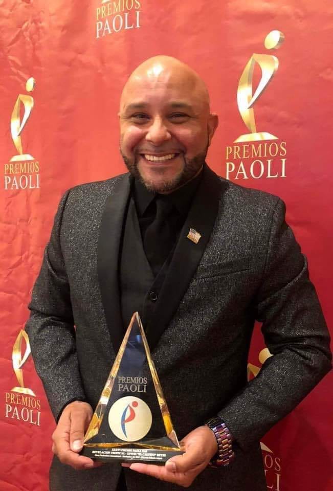 Edwin El Calvito Reyes with the award