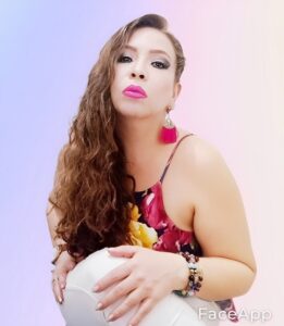 Betsy, Colombian singer who began her career at the age of 17 in Bucaramanga in the tropical genre.