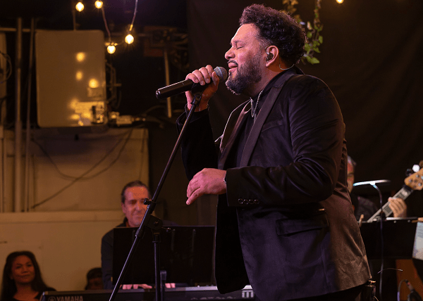 Carlos Xavier singing
