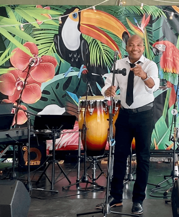 Osmay performing