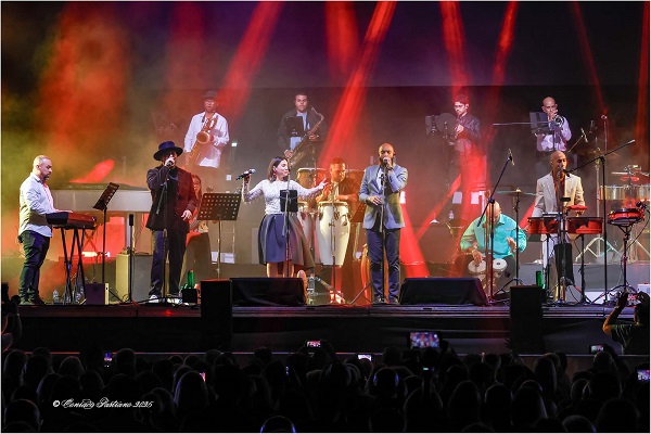 Orquesta La Zónika de Manolito Rodríguez, abriendo el espectáculo Foto By Conrado Pastrano