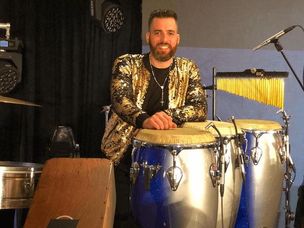 Armando playing live