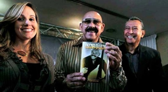 Photo 4: Oscar D' León and his bibliography