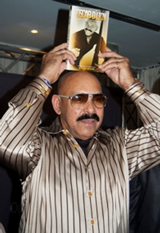 Photo 2: Oscar D' León presenting his bibliography