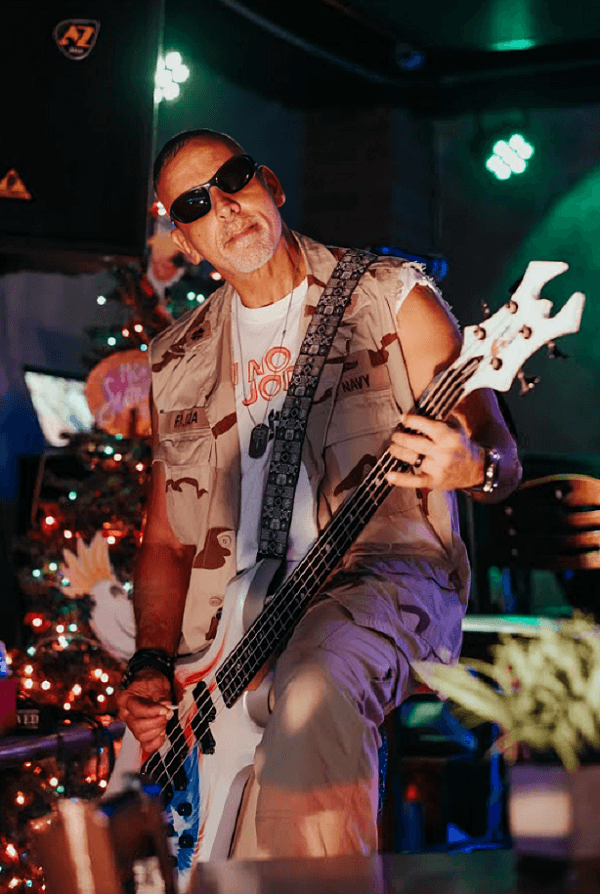 Raúl Eliza playing live