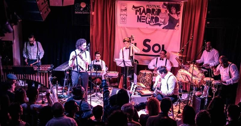 Photo of Jorge Durán and his team at the live concert