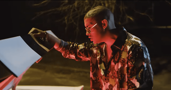 Bad Bunny singing ''Soy Peor''
