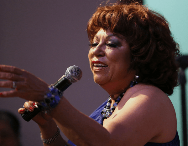 Carmen Nydia cantando