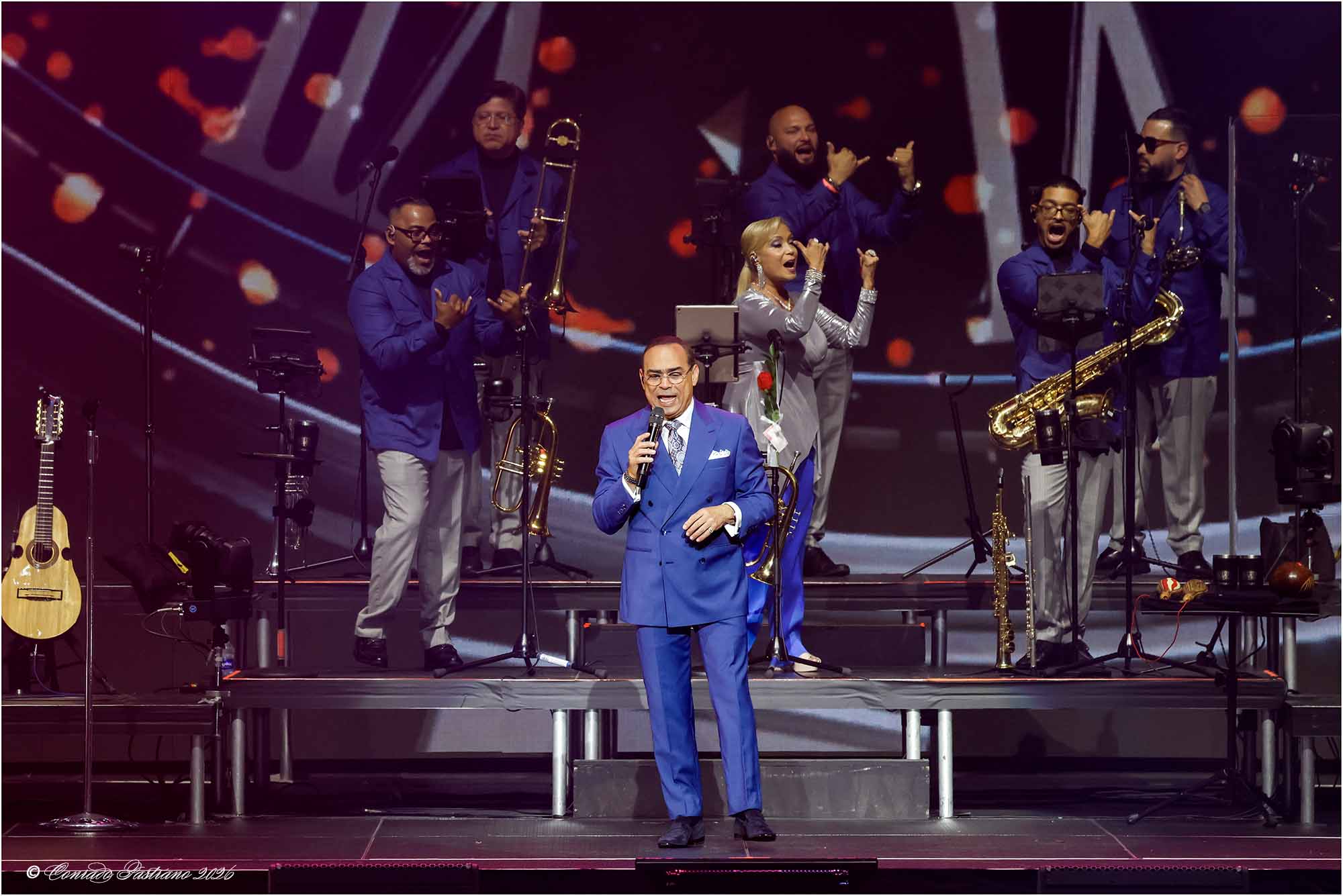 “El Caballero de la Salsa” Kicks Off "Íntimo" in Puerto Rico