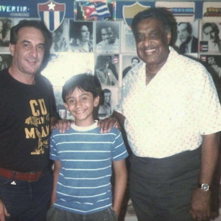 Foto Museo De La Salsa, en Barrio Obrero, en su visita en 1991 junto al gran cantante puertorriqueño Yayo El Indio y Carlos Molina Castellanos, actual director del Museo De La Salsa