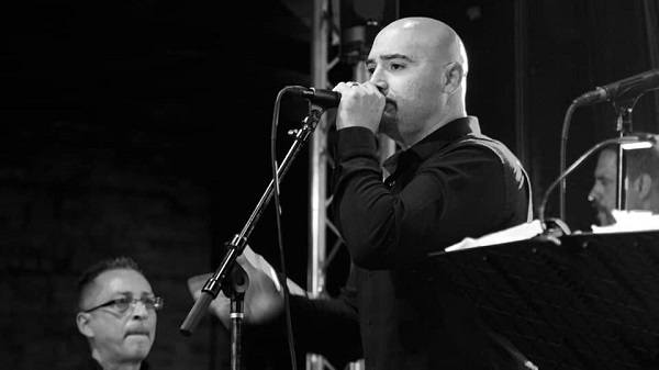 Arturo Vazquez singing