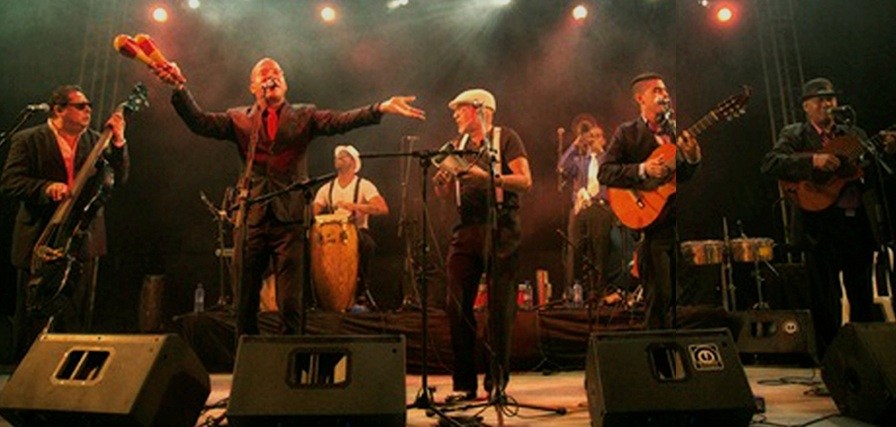 Jóvenes Clásicos having a great time on stage