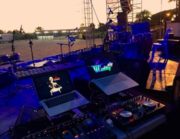 Sessions by DJ Corr and Wally DJ before and after each concert.