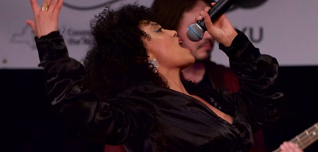 Alea singing