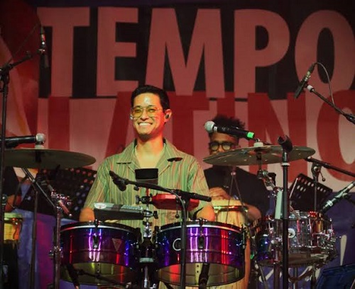 El percusionista y productor peruano galardonado con el Latin Grammy cerró la 31ª edición.