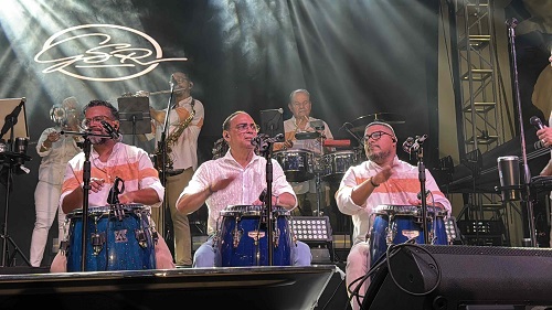 Gilberto Santa Rosa junto a Gerardo Rivas y Pete Perignon