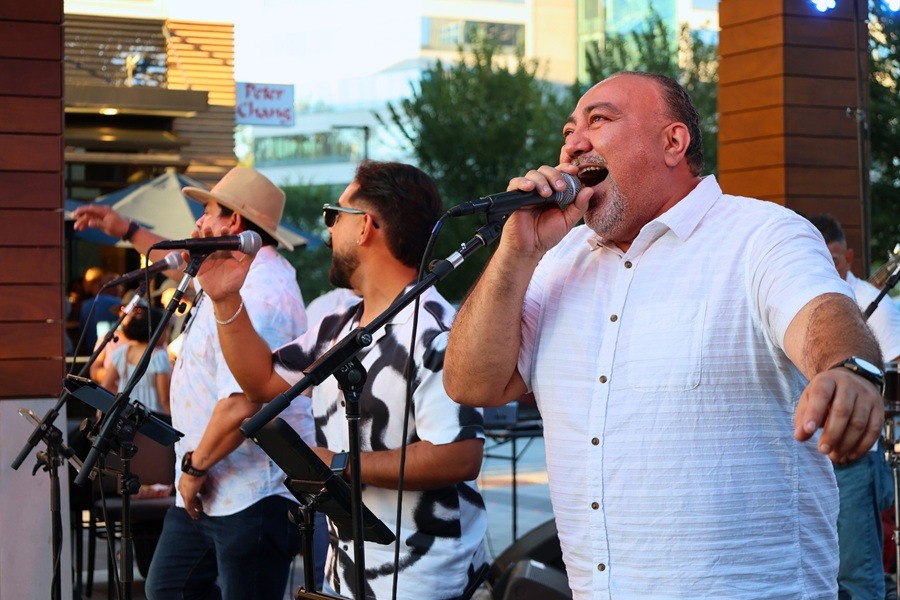 Pablo Antonio singing