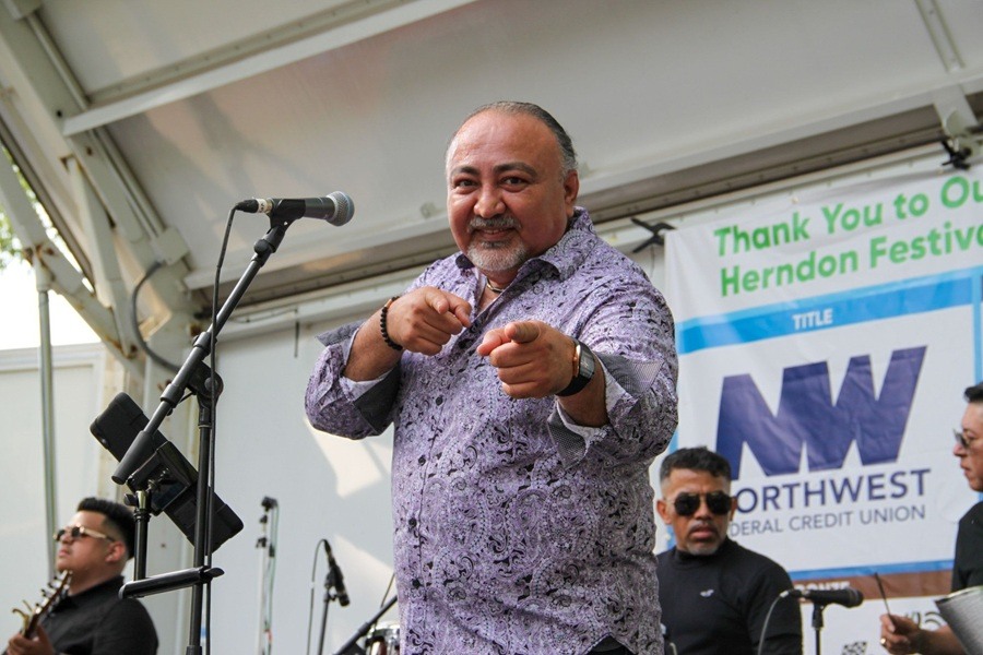 Pablo Antonio performing